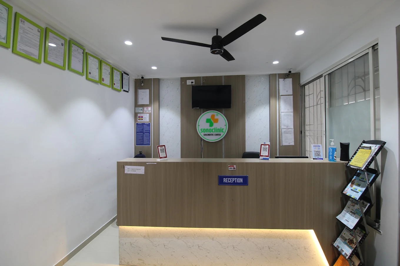Sonoclinic Kharadi reception desk with branded signage